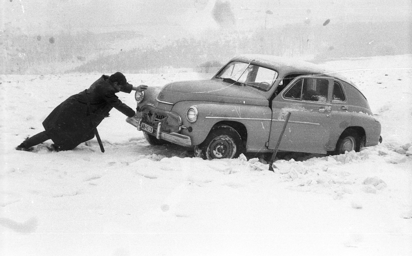 Magyarország, Bükkaranyos, Warszawa M 20 típusú személygépkocsi kiásása a hóból., 1963, Mészáros Zoltán, hó, automobil, Fortepan #46425