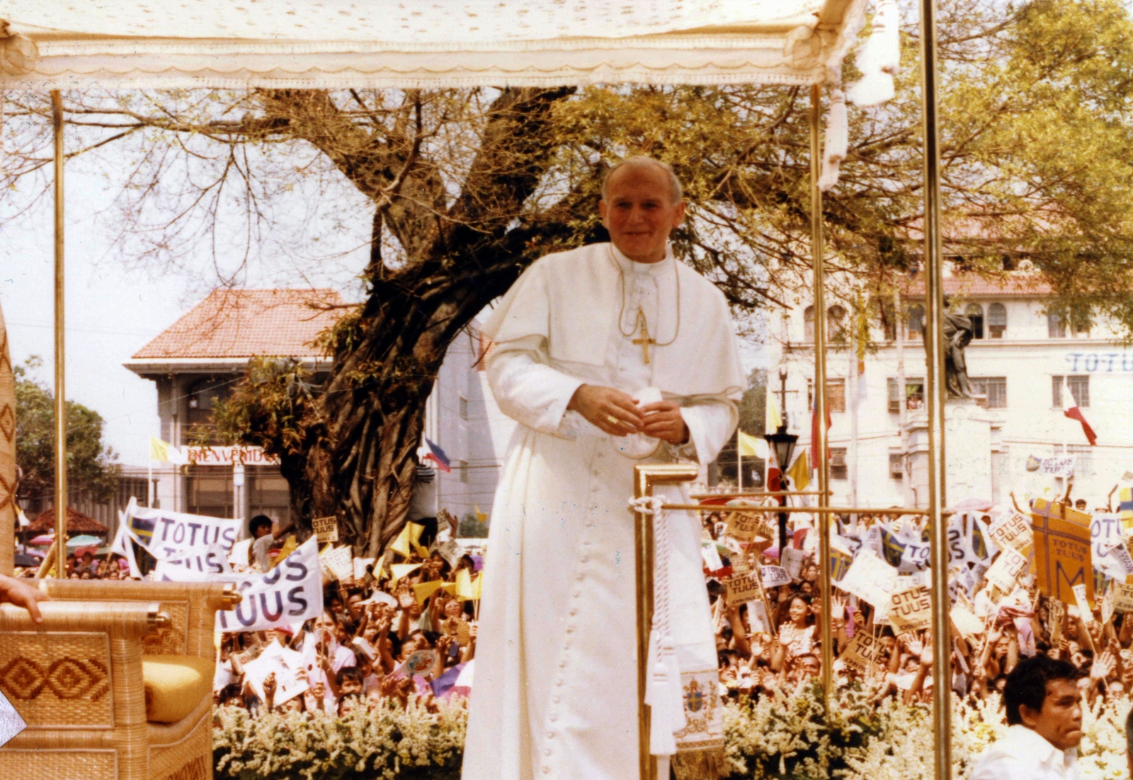 Fülöp-szigetek, Manila, a Plaza Roma a székesegyház felől nézve, szemben II. János Pál pápa., 1981, Jezsuita Levéltár, híres ember, színes, pápa, Fortepan #100010