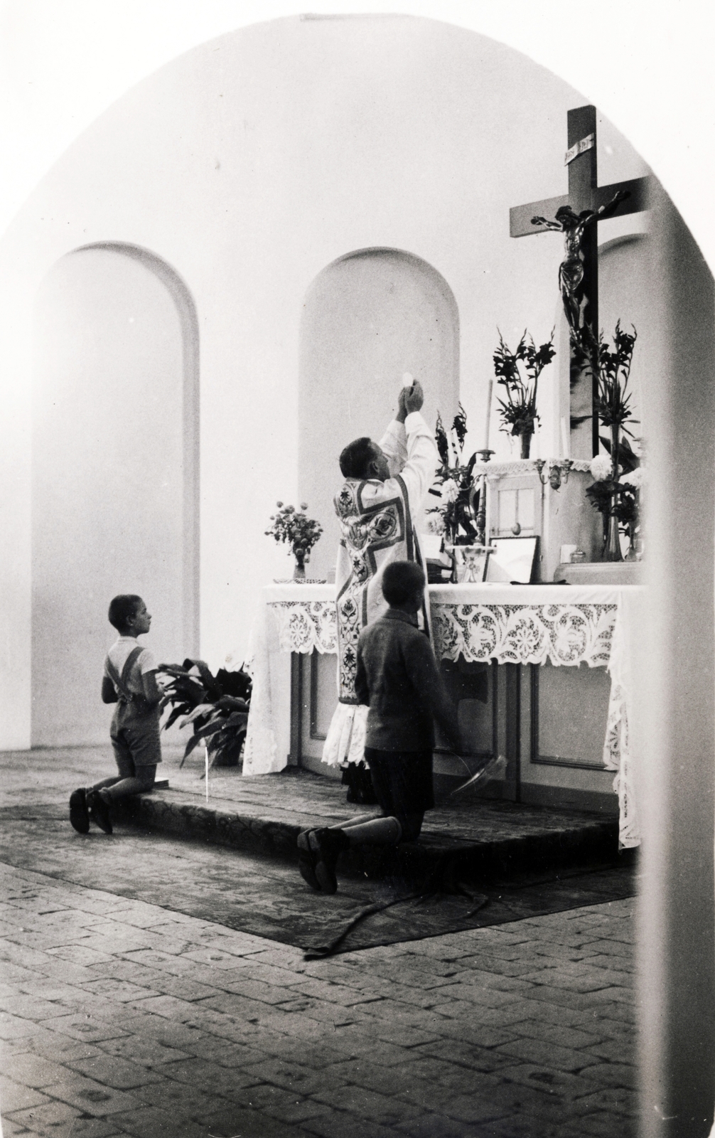 Hungary, Hódmezővásárhely, Szent István tér, Szent István-templom., 1955, Jezsuita Levéltár, kneeling, Fortepan #100011