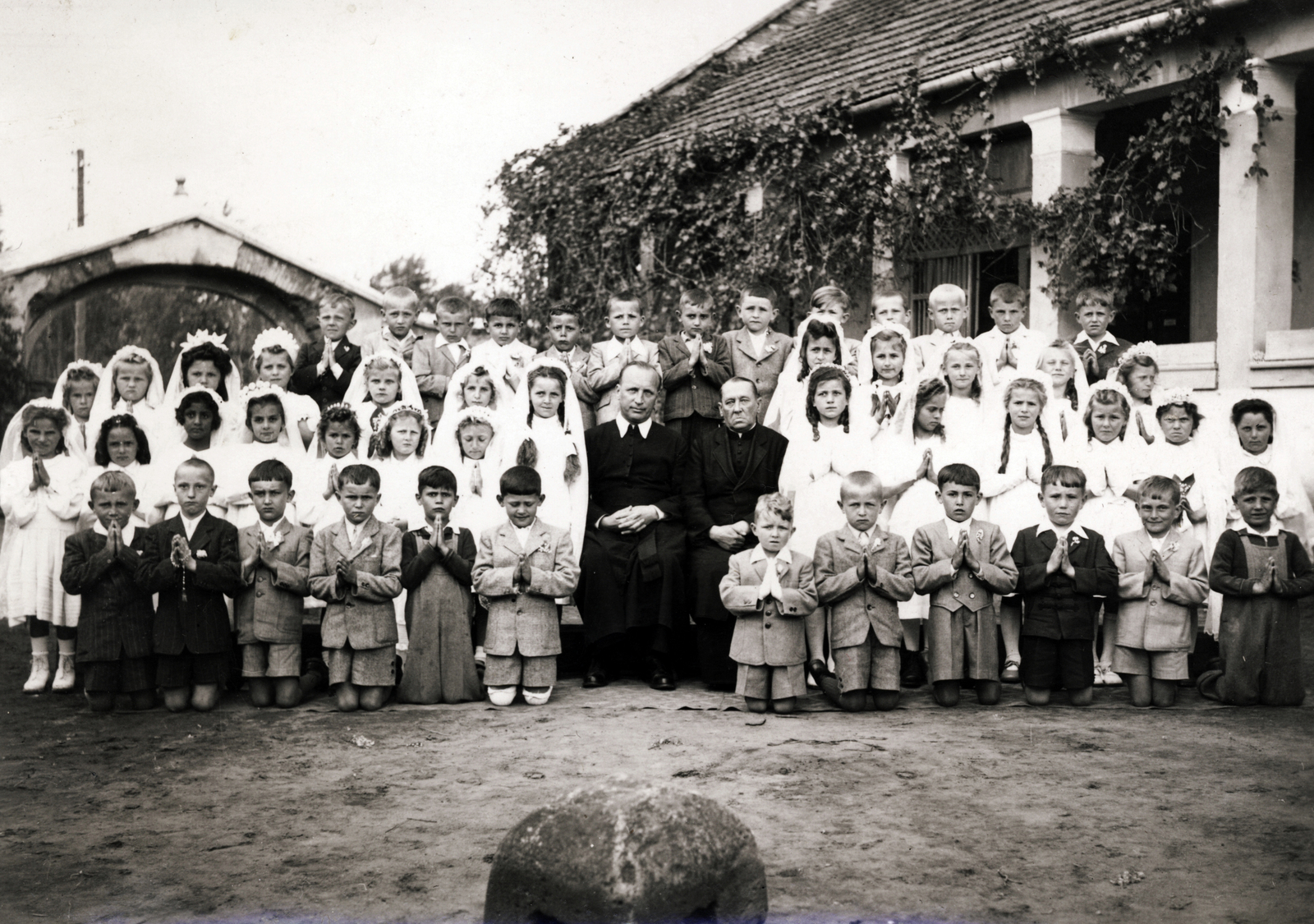 Hungary, Verpelét, Szabadság tér, a katolikus plébánia udvara, elsőáldozó gyerekek., 1952, Jezsuita Levéltár, tableau, First Communion, kneeling, Fortepan #100015