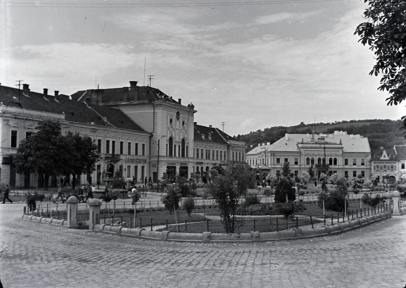 Romania,Transylvania, Zalău, Kossuth tér (Piața Iuliu Maniu), balra a Vigadó, szemben a Vármegyeháza épülete., 1942, Kurutz Márton, sign-board, public building, Fortepan #10002