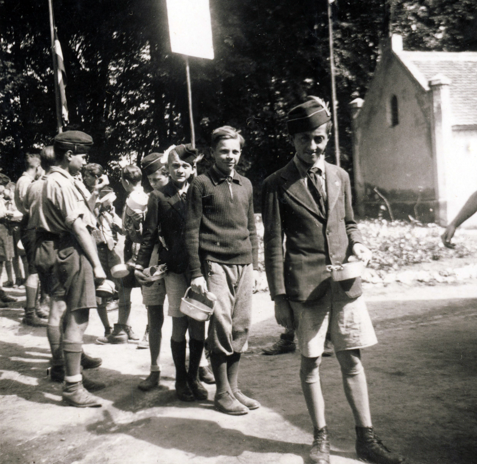 Hungary, Bakonyszentlászló, Petőfi Sándor utca. Pécsi diákok és cserkészek az Esterházy-kastély udvarán, háttérben a Kerek templom melléképülete., 1938, Jezsuita Levéltár, scouting, Fortepan #100024