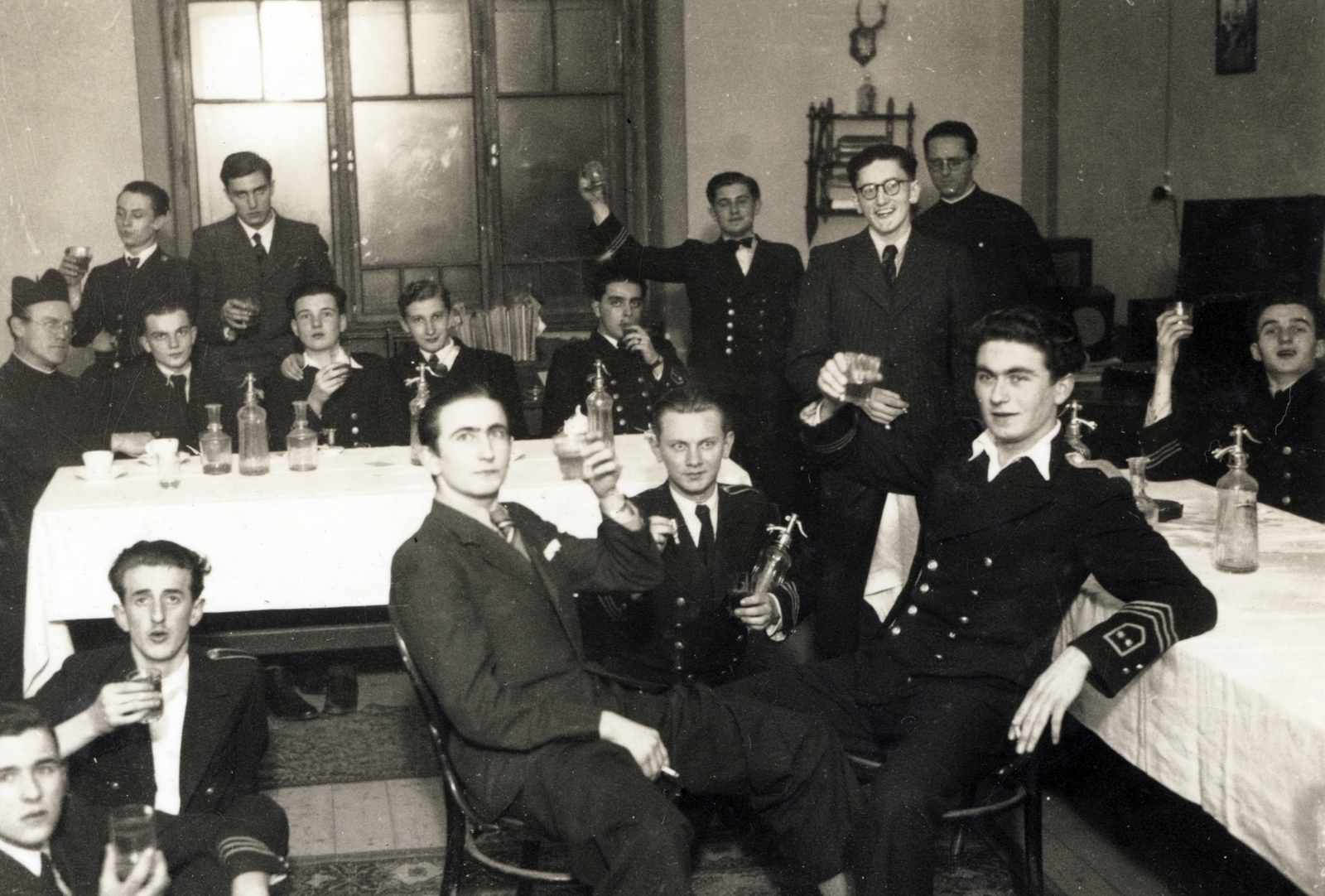 Hungary, Kalocsa, ünneplő VIII. osztályos diákok., 1939, Jezsuita Levéltár, boys, school uniform, teacher, priest, soda water bottle, drinking, Fortepan #100037