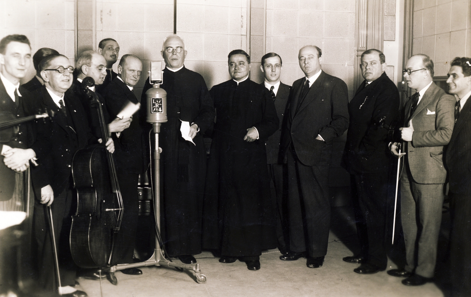 Magyarország, középen, a mikrofon mögött Bangha Béla (Bangha páter)., 1934, Jezsuita Levéltár, csoportkép, pap, híres ember, Fortepan #100047