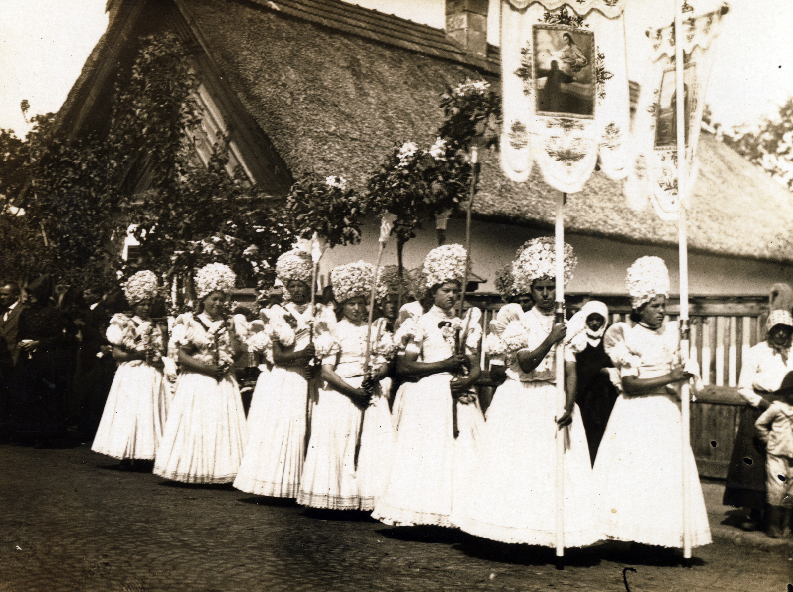 Hungary, Mezőkövesd, Jézus Szíve búcsú, Mária-lányok matyó népviseletben., 1925, Jezsuita Levéltár, folk costume, pilgrimage, flag, Fortepan #100049