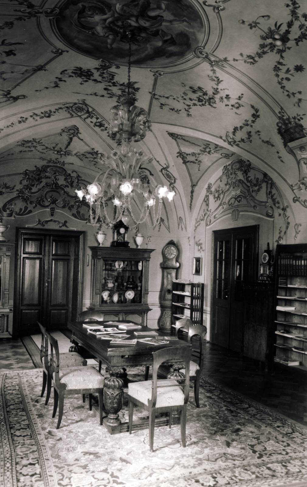 Hungary, Pannonhalma, Bencés Főapátság, a könyvtár olvasóterme., 1974, Jezsuita Levéltár, carpet, chandelier, table, chair, bookshelf, grandfather clock, Benedictines, Fortepan #100053