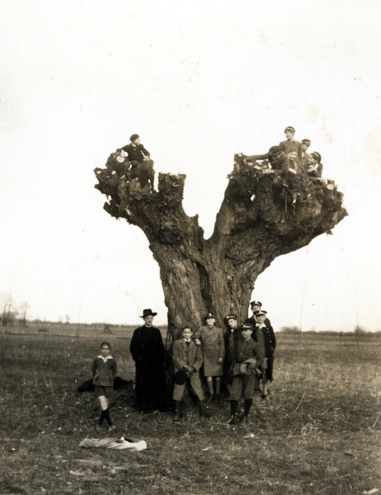 1930, Jezsuita Levéltár, fán ülni, Fortepan #100055