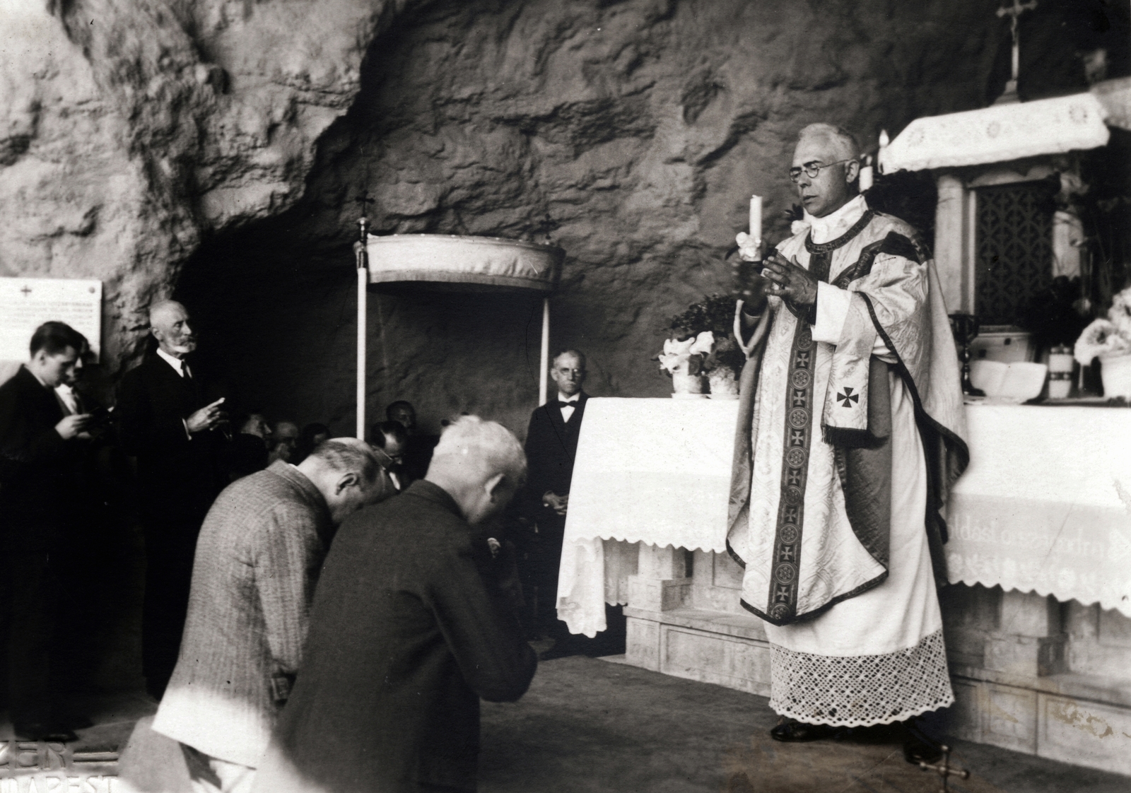 Hungary, Budapest XI., Magyarok Nagyasszonya sziklatemploma, Bangha Béla (Bangha páter) misét celebrál., 1928, Jezsuita Levéltár, Budapest, Jesuits, altar, Fortepan #100056