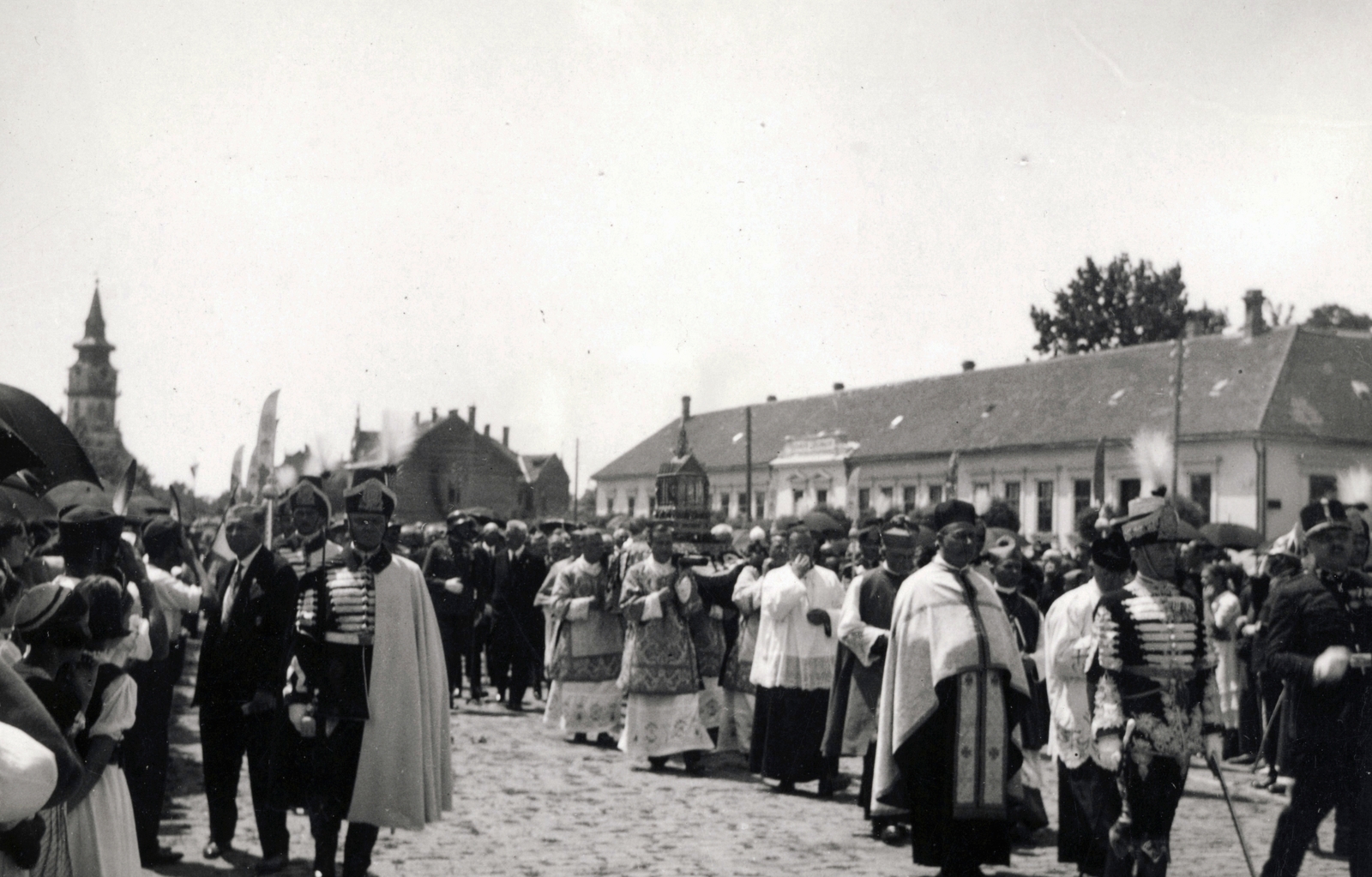 Hungary, Hódmezővásárhely, Szent István tér, a Szent Jobb és kísérete érkezik a Szent István-templom előtti ünnepségre. Háttérben balra a református templom. A felvétel 1938. június 27-én készült., 1938, Jezsuita Levéltár, Fortepan #100066