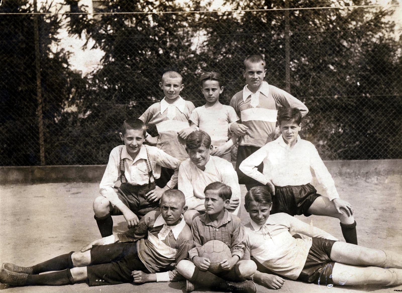 1931, Jezsuita Levéltár, tableau, soccer team, fence, boys, suspenders, sport jersey, soccer ball, hold upper arms, Fortepan #100077