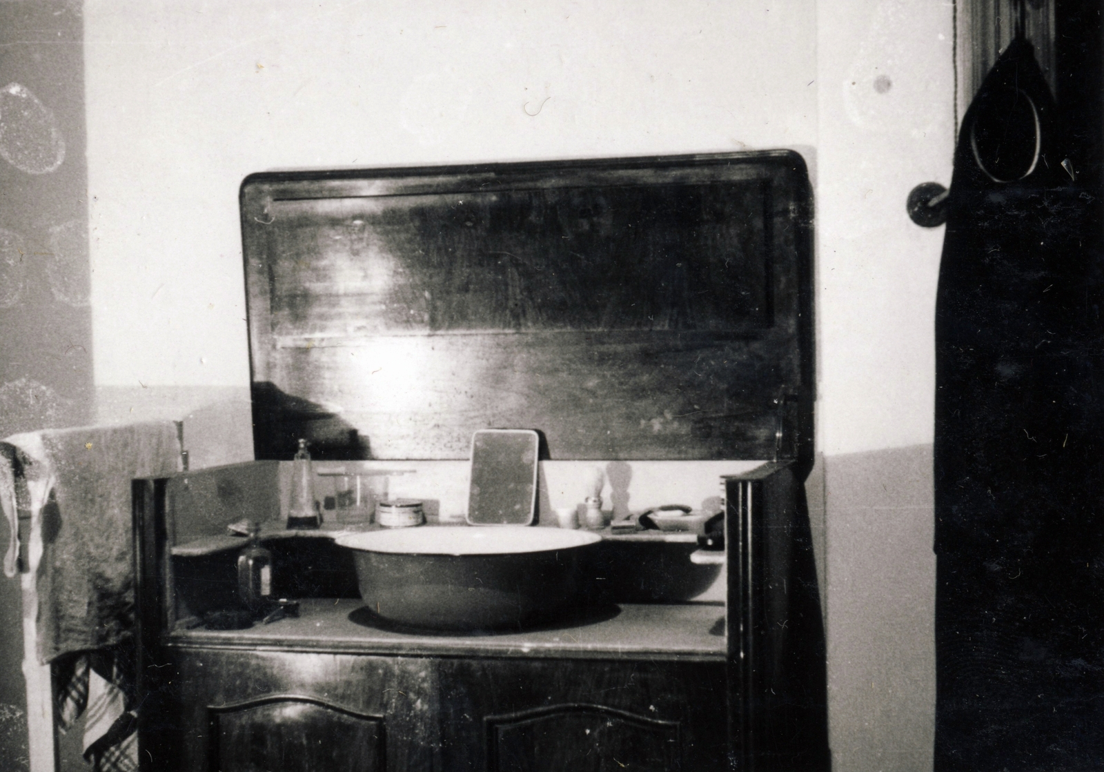 1942, Jezsuita Levéltár, shaving, towel, shaving brush, washbasin, still life, Fortepan #100080