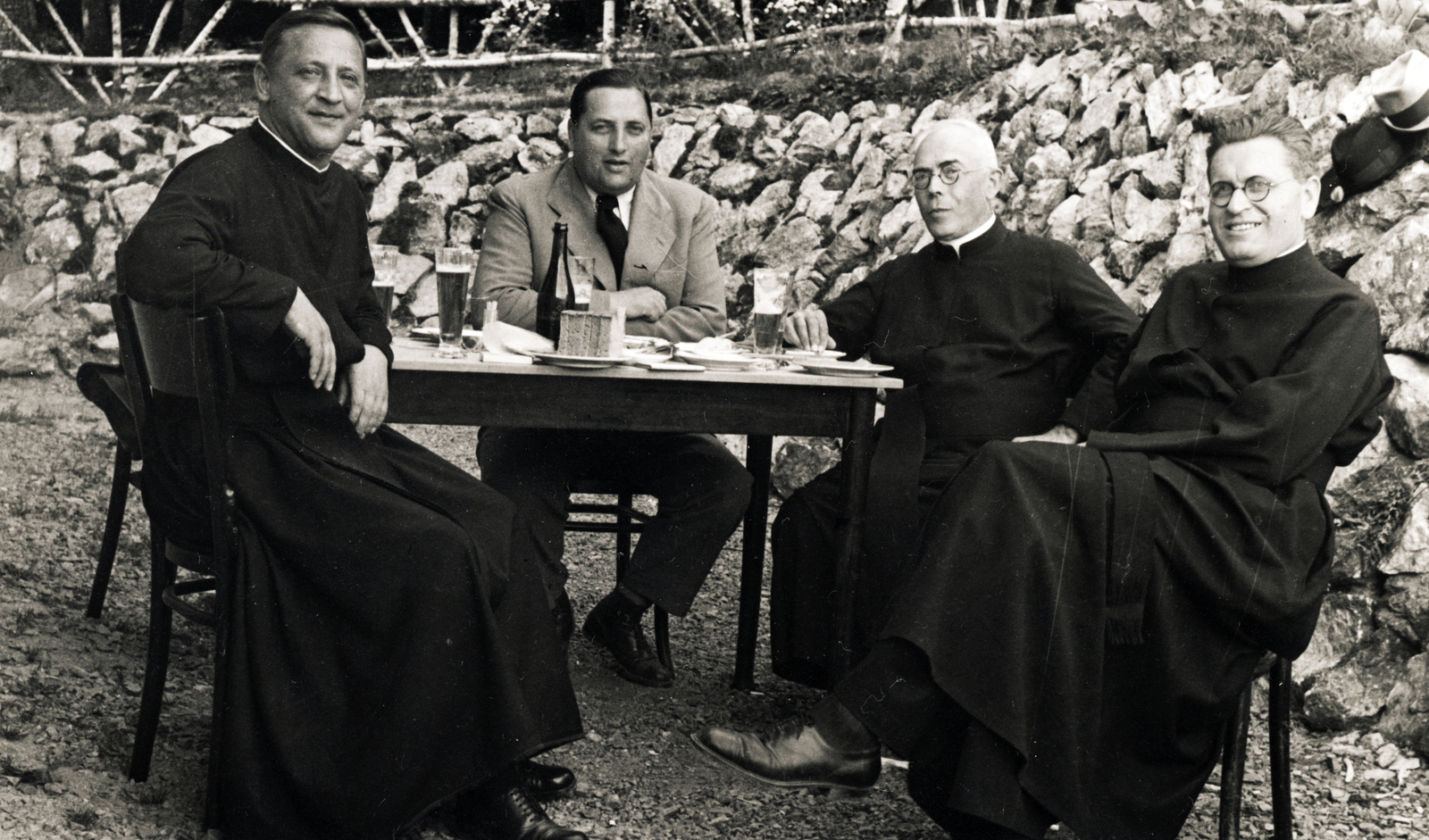 Slovakia, Jahodná, Ottília menedékház a Kassa melletti síközpontban. Bal szélen Vid József, jobbról Raile Jakab és Bangha Béla (Bangha páter) jezsuita szerzetes papok., 1939, Jezsuita Levéltár, priest, Fortepan #100098