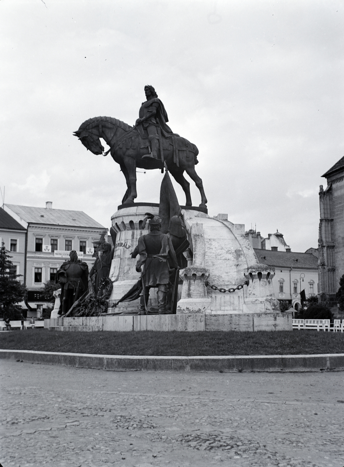 Romania,Transylvania, Cluj-Napoca, Fő tér, Hunyadi Mátyás emlékműve (Fadrusz János, 1902.)., 1943, Kurutz Márton, sculpture, horse sculpture, King Mathias portrayal, Fortepan #10010