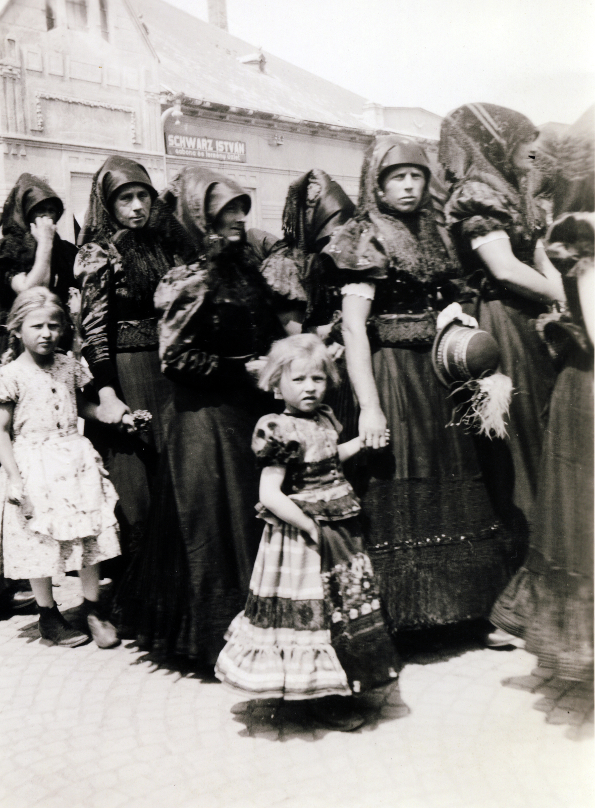 Hungary, Mezőkövesd, Mátyás király út, felvonulók matyó népviseletben., 1944, Jezsuita Levéltár, folk costume, Fortepan #100102
