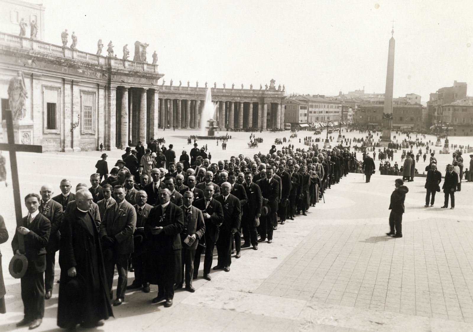 Szent Péter tér, előtérben jobbra Bangha Béla (Bangha páter), a magyar zarándokok vezetője., 1925, Jezsuita Levéltár, priest, Obelisk, standing in line, Fortepan #100109