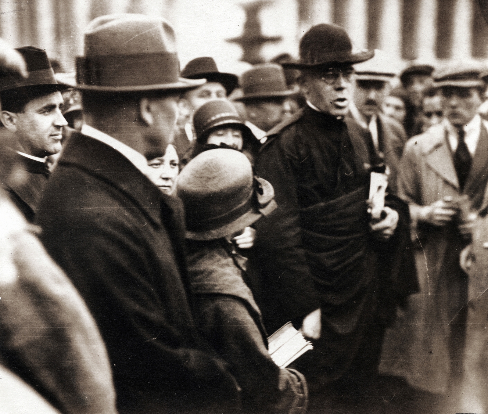 Szent Péter tér, jobbra fekete kalappal Bangha Béla (Bangha páter), a magyar zarándokok vezetője., 1925, Jezsuita Levéltár, mass, priest, prayer, Fortepan #100126