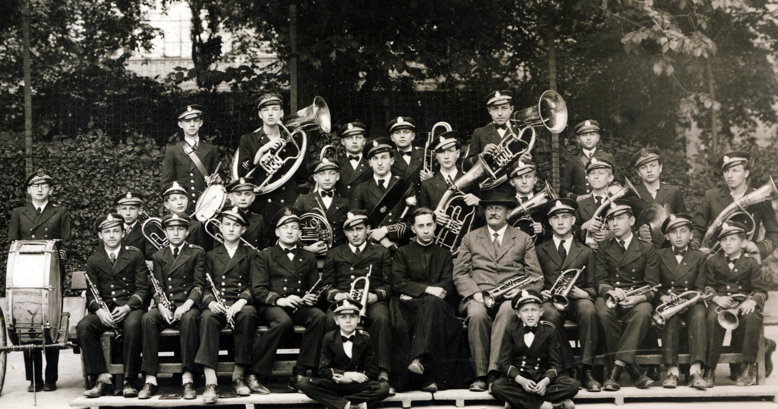 Hungary, Kalocsa, az Érseki Főgimnázium konviktusa, a Stephaneum fúvószenekara., 1940, Jezsuita Levéltár, band, wind band, cross-legged sitting, Fortepan #100128