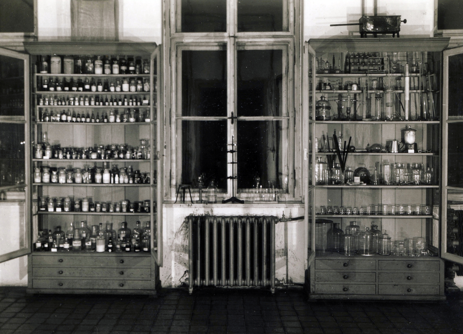 Magyarország, Kalocsa, az Érseki Főgimnázium kémiai előadójának szertára., 1938, Jezsuita Levéltár, kémcső, üveg, polc, gerébtokos, fűtőtest, szekrény, laboratórium, Fortepan #100143