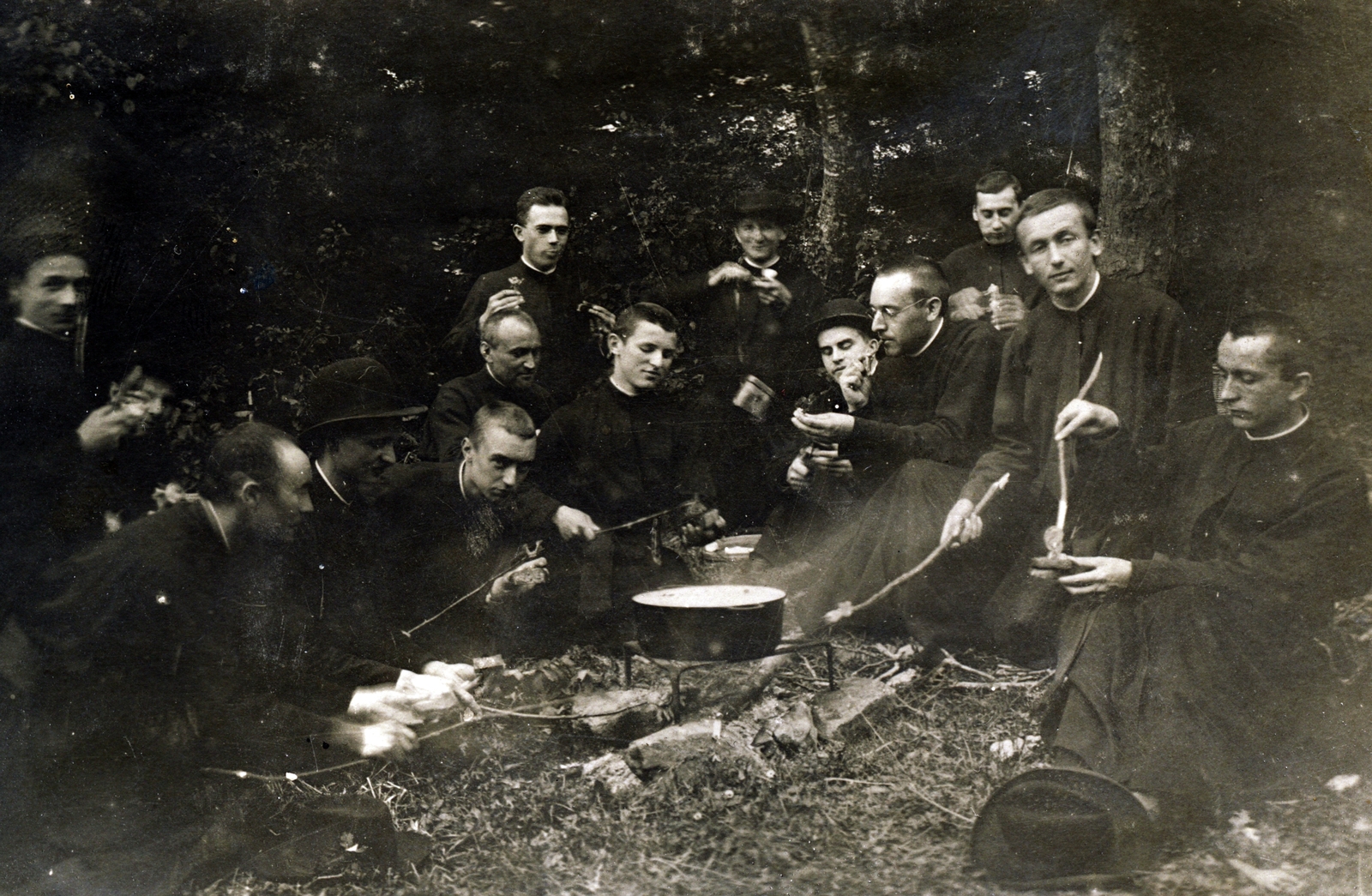 Slovakia, Trnava, novíciusok kiránduláson., 1911, Jezsuita Levéltár, priest, bacon roasting, cassock, barbecue, Jesuits, novice, Fortepan #100175
