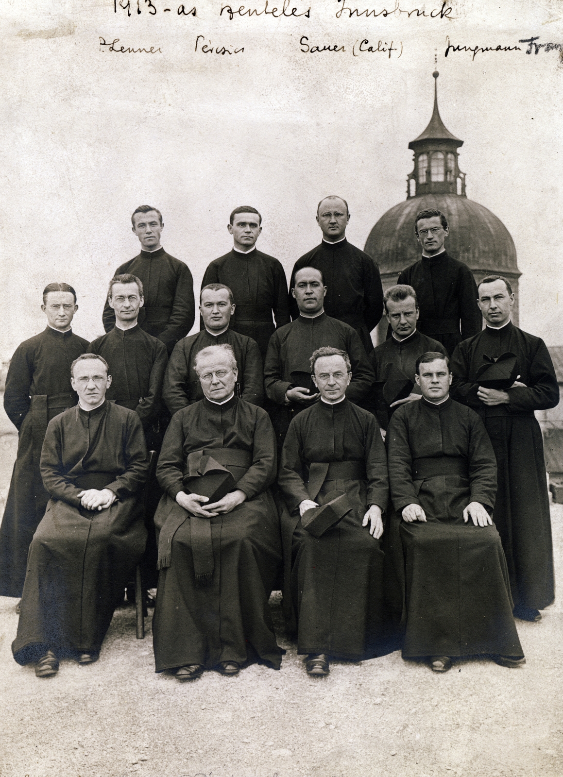 Austria, Innsbruck, csoportkép pappá szentelés után, a felvétel a Jezsuita kollégium tetején készült. Háttérben a Jezsuita templom kupolája., 1913, Jezsuita Levéltár, priest, cassock, Jesuits, Fortepan #100180