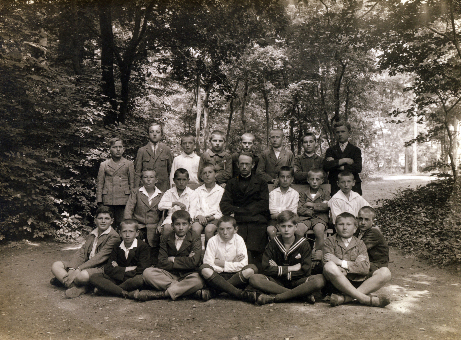 1925, Jezsuita Levéltár, cross-legged sitting, arms crossed over the chest, Fortepan #100194