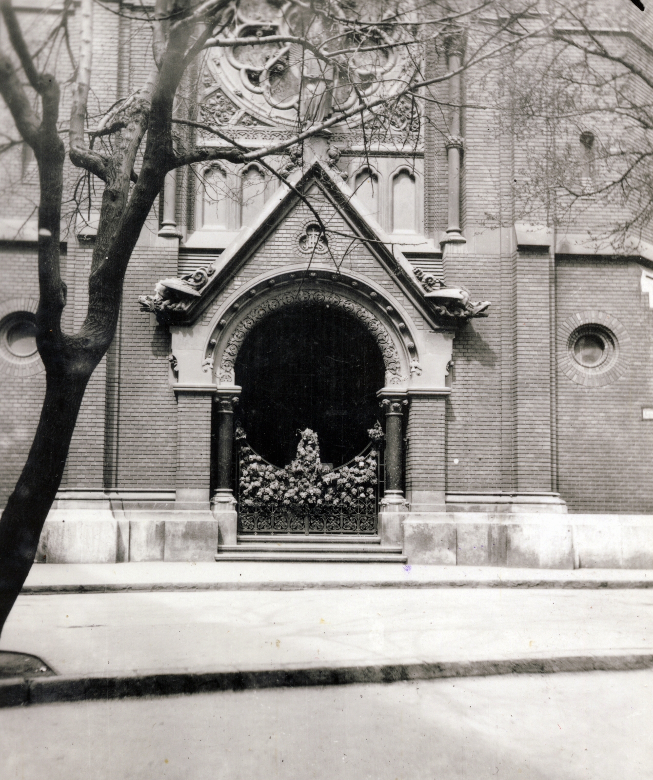 Hungary, Budapest VIII., Lőrinc pap (Scitovszky) tér - Mária utca sarok, a Jézus Szíve-templom bejárata., 1919, Jezsuita Levéltár, church, Budapest, József Kauser-design, Jesuits, Fortepan #100195