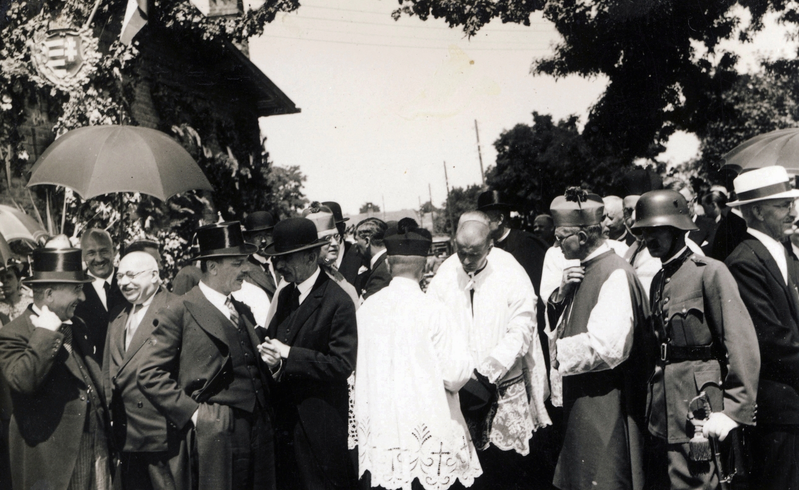 Hungary, Hódmezővásárhely, a Szent Jobbot szállító szerelvény, az Aranyvonat érkezésére várokozók a vasútállomás előtt. A felvétel 1938. június 27-én készült., 1938, Jezsuita Levéltár, Fortepan #100197