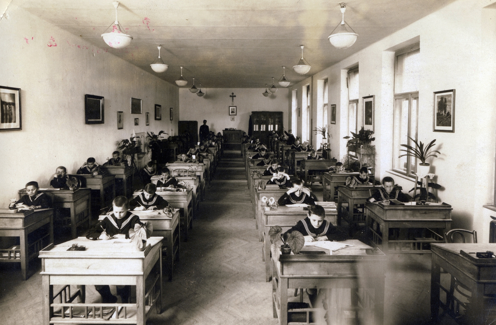 Hungary, Pécs, a jezsuita Pius Gimnázium és Internátus tanterme., 1914, Jezsuita Levéltár, classroom, flower, sailor blouse, school desk, Fortepan #100211
