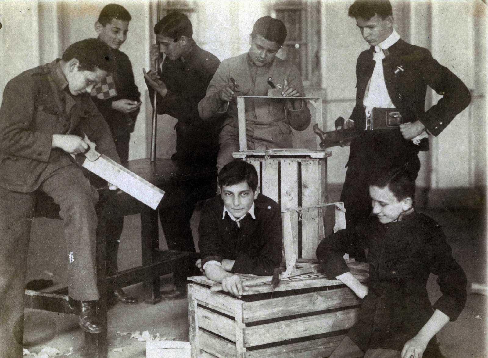 Hungary, Kalocsa, az Érseki Főgimnázium könyvkötészeti önképzőköre, fakeret készítése könyvfűzéshez., 1928, Jezsuita Levéltár, saw, planer, Fortepan #100233