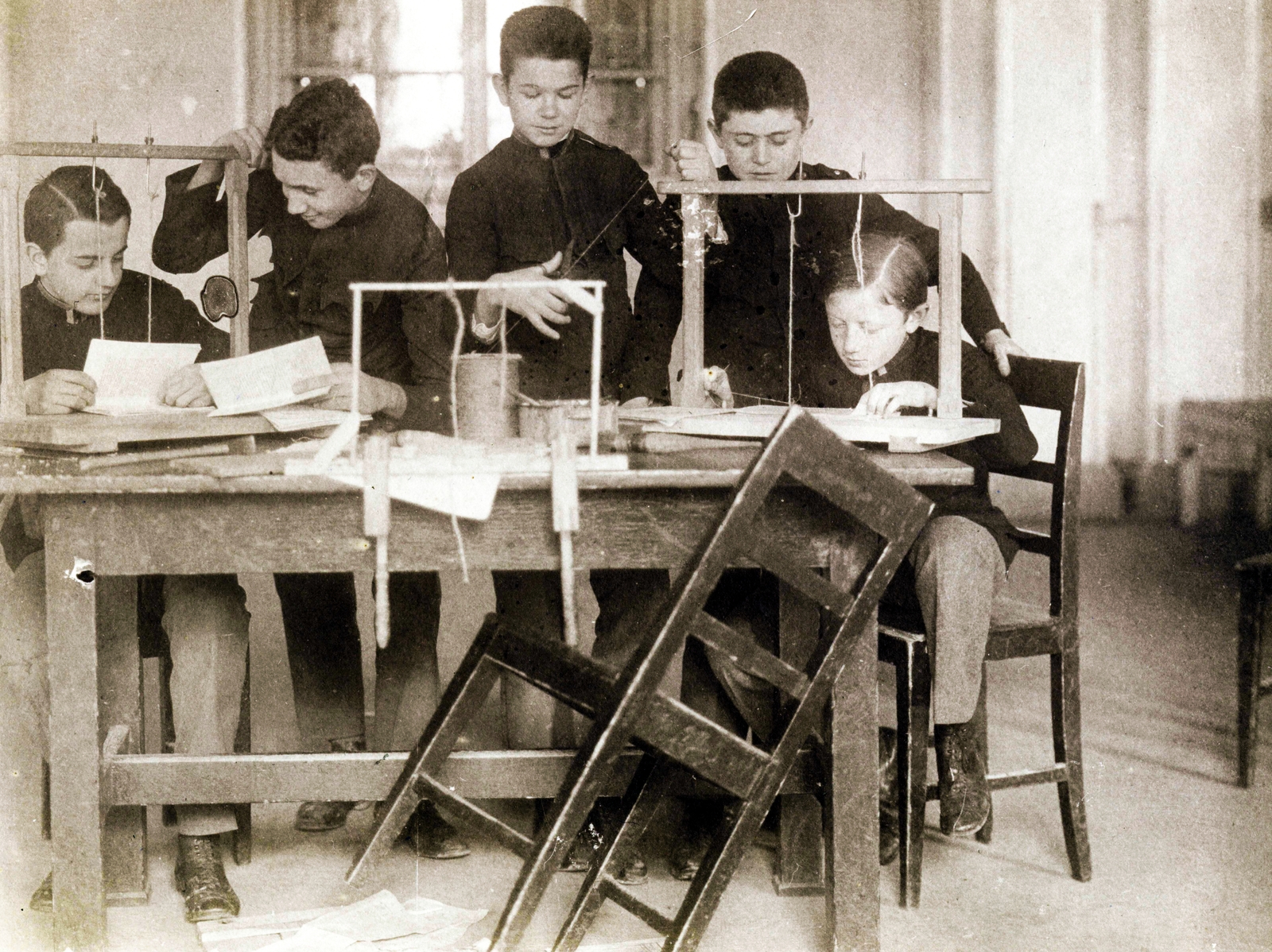 Hungary, Kalocsa, az Érseki Főgimnázium könyvkötészeti önképzőköre, könyvtest fűzése., 1928, Jezsuita Levéltár, Fortepan #100239