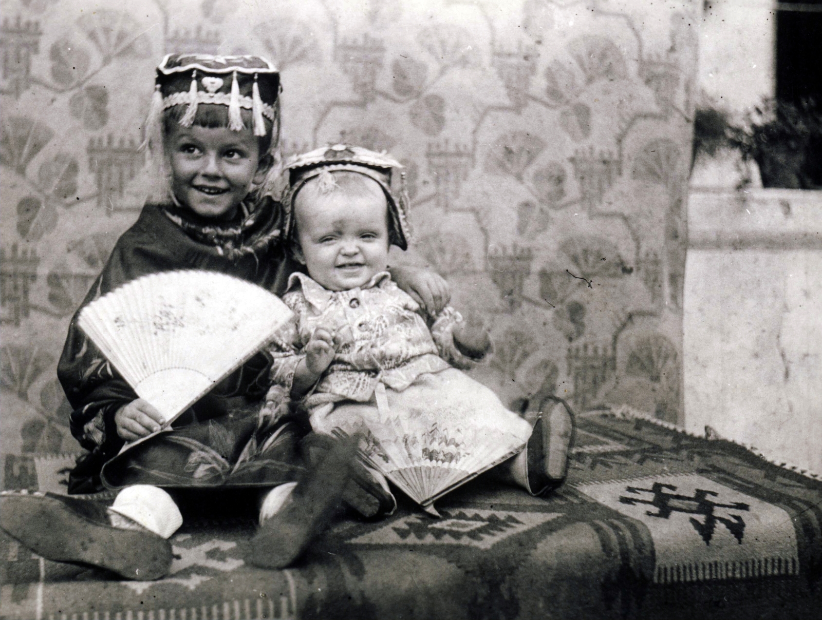Hungary, Páter Szarvas Miklós unokahúgai kínai ruhában., 1935, Jezsuita Levéltár, fan, kids, arms around shoulders, Fortepan #100243