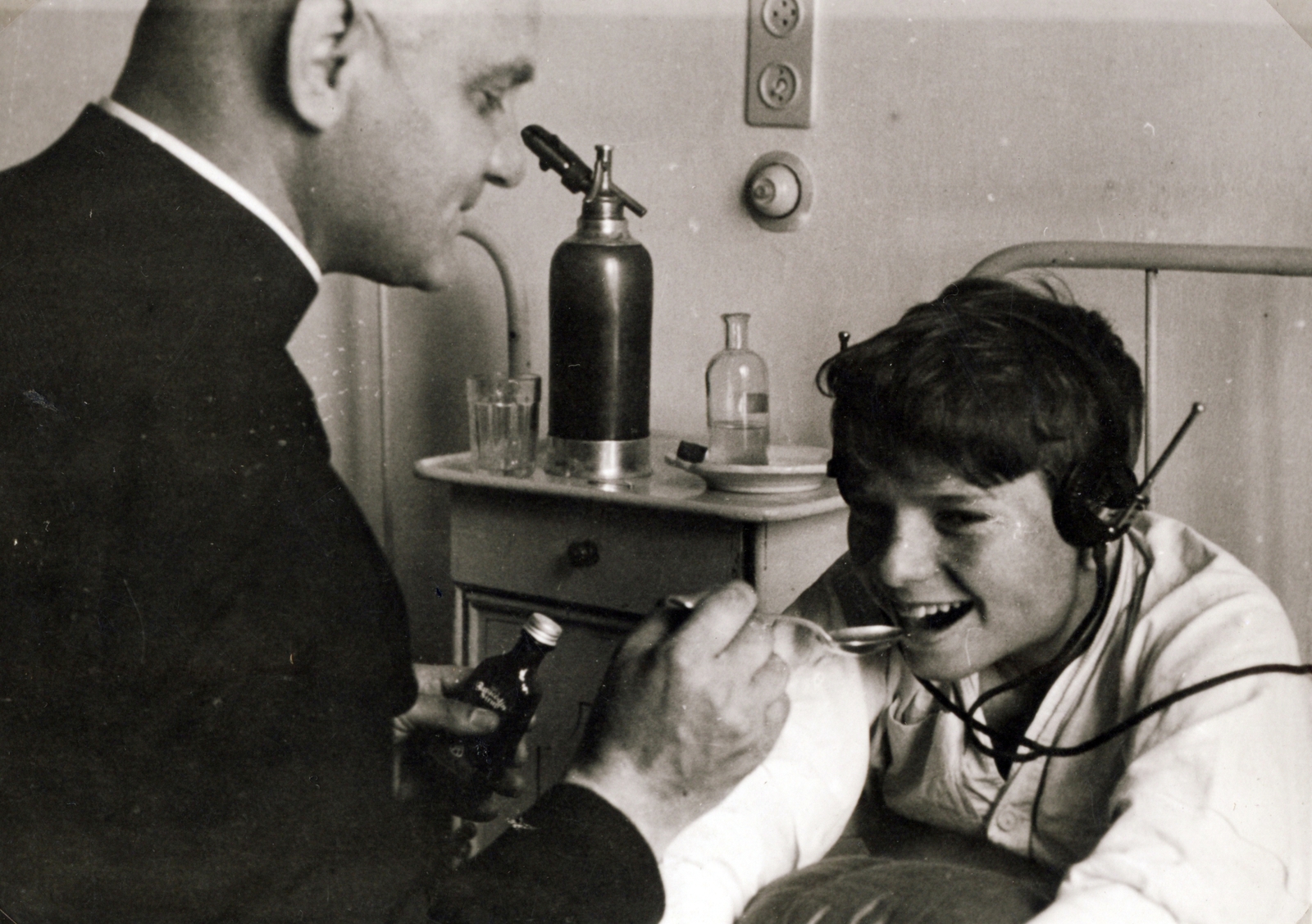 1938, Jezsuita Levéltár, auto siphon, illness, jesting, radio, headset, pills, Fortepan #100251