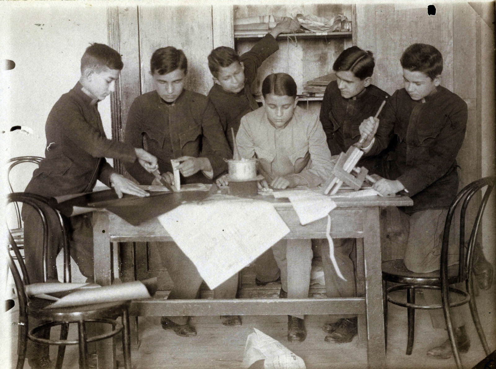 Hungary, Kalocsa, az Érseki Főgimnázium könyvkötészeti önképzőköre, borítópapír méretreszabása és könyvhát enyvezése, 1928, Jezsuita Levéltár, bookbinder, glue pot, Fortepan #100252