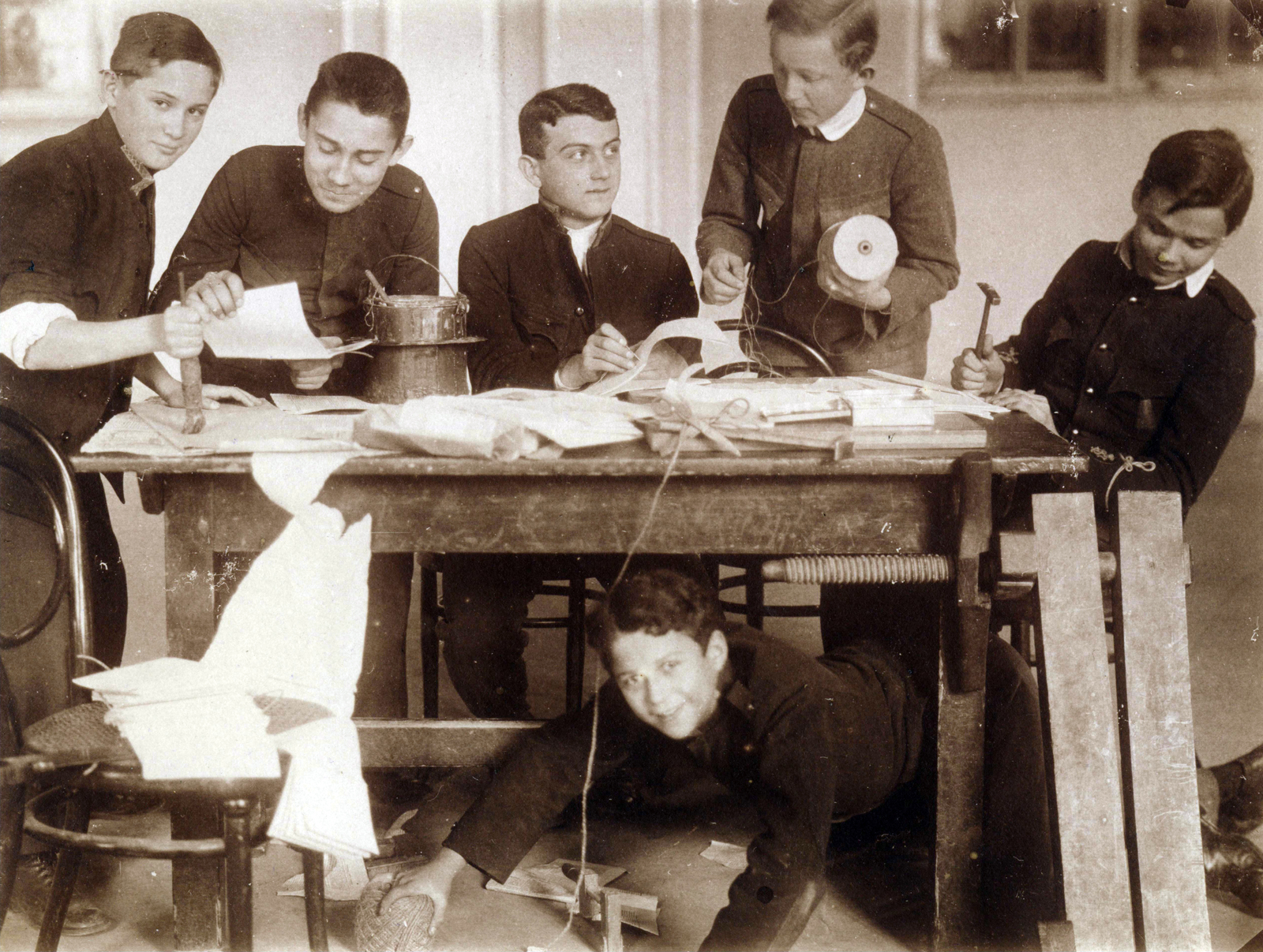 Hungary, Kalocsa, az Érseki Főgimnázium könyvkötészeti önképzőköre, füzetkészítés., 1928, Jezsuita Levéltár, brush, bookbinder, glue pot, Fortepan #100254