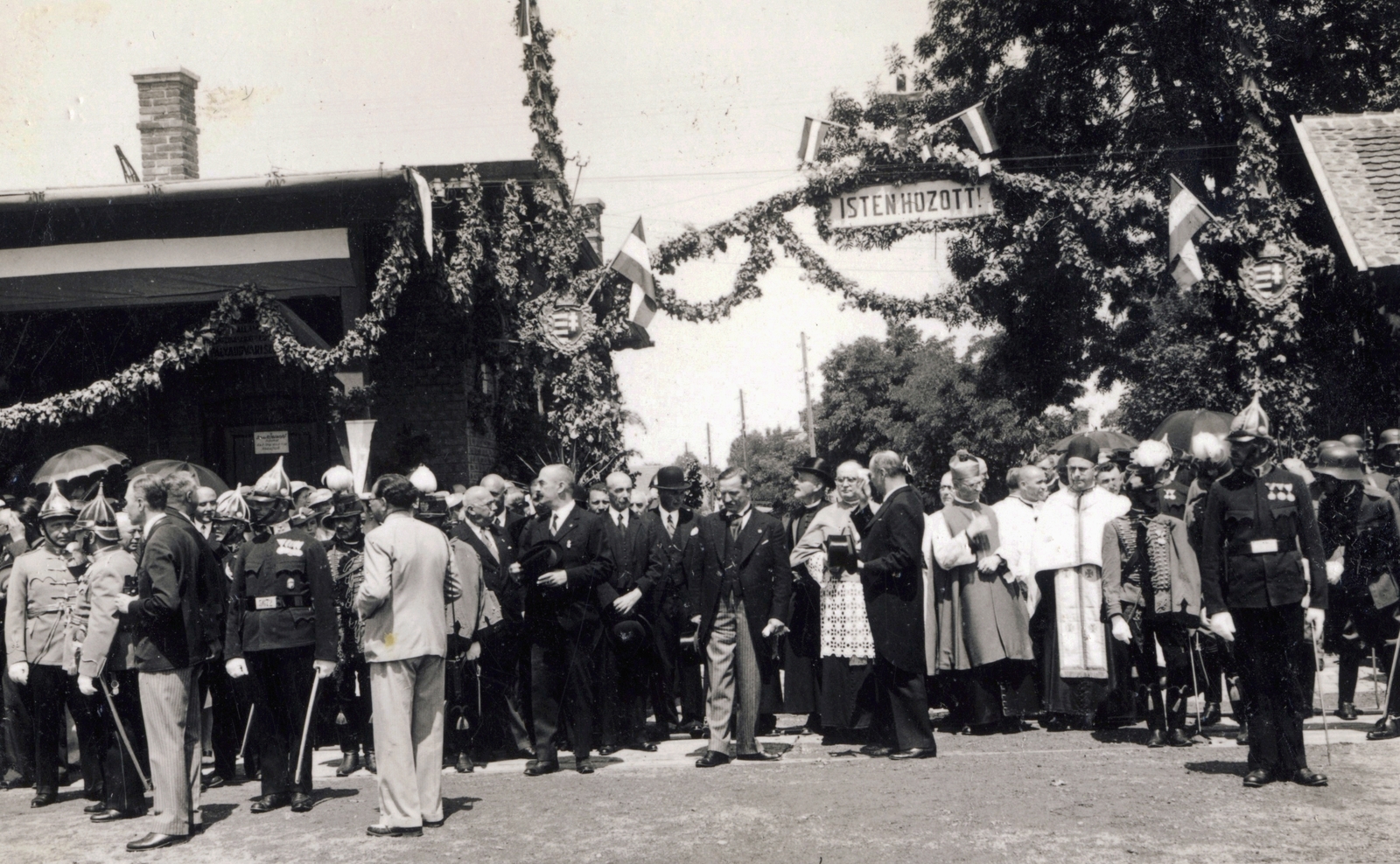 Magyarország, Hódmezővásárhely, vasútállomás, a Szent Jobbot szállító szerelvény, az Aranyvonat érkezésére várokozók. A felvétel 1938. június 27-én készült., 1938, Jezsuita Levéltár, Fortepan #100260