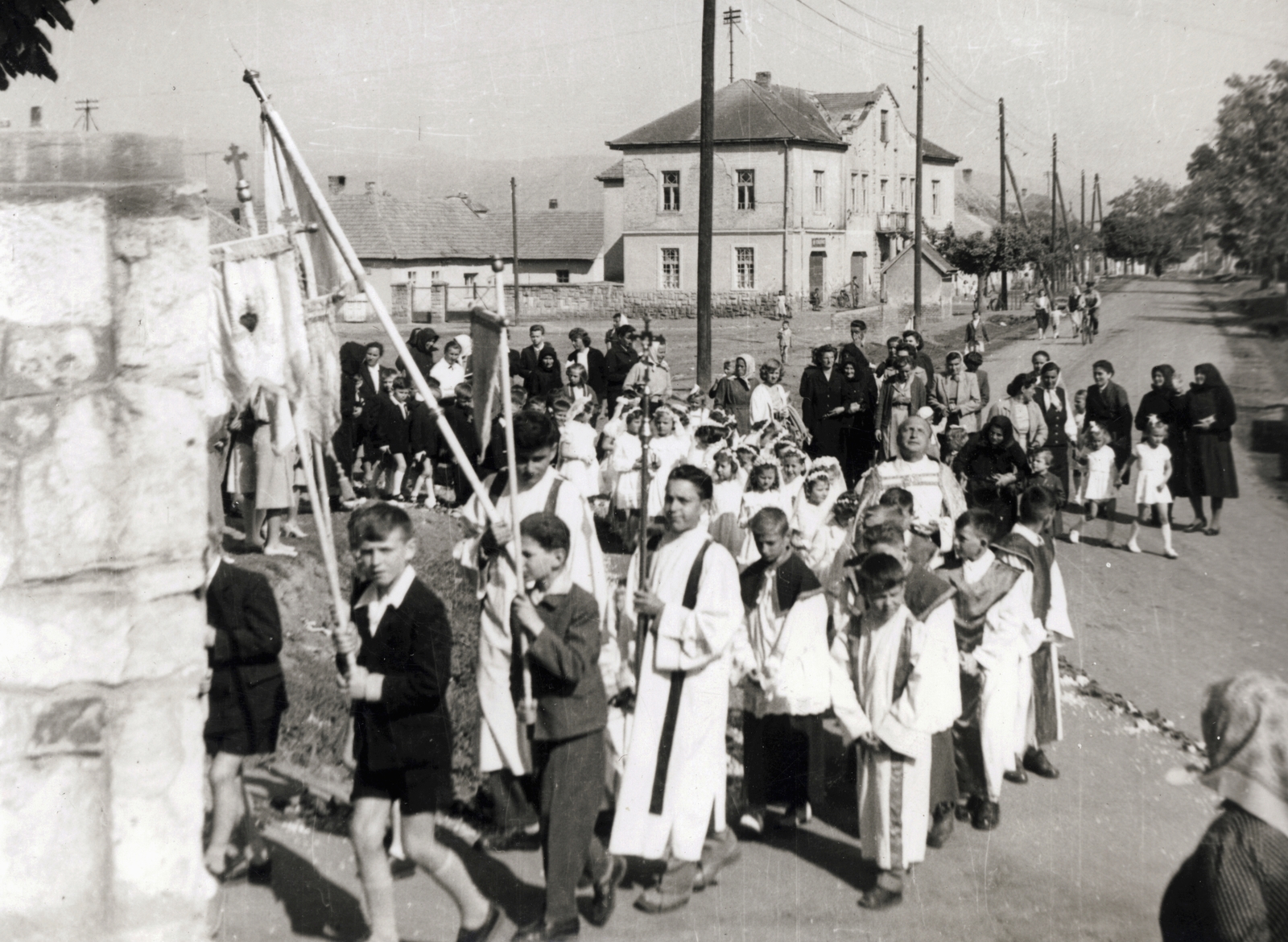 Hungary, Verpelét, Kossuth Lajos utca a katolikus templom felől a Kultúrház felé nézve. Elsőáldozásra érkező gyerekek., 1960, Jezsuita Levéltár, First Communion, Fortepan #100262