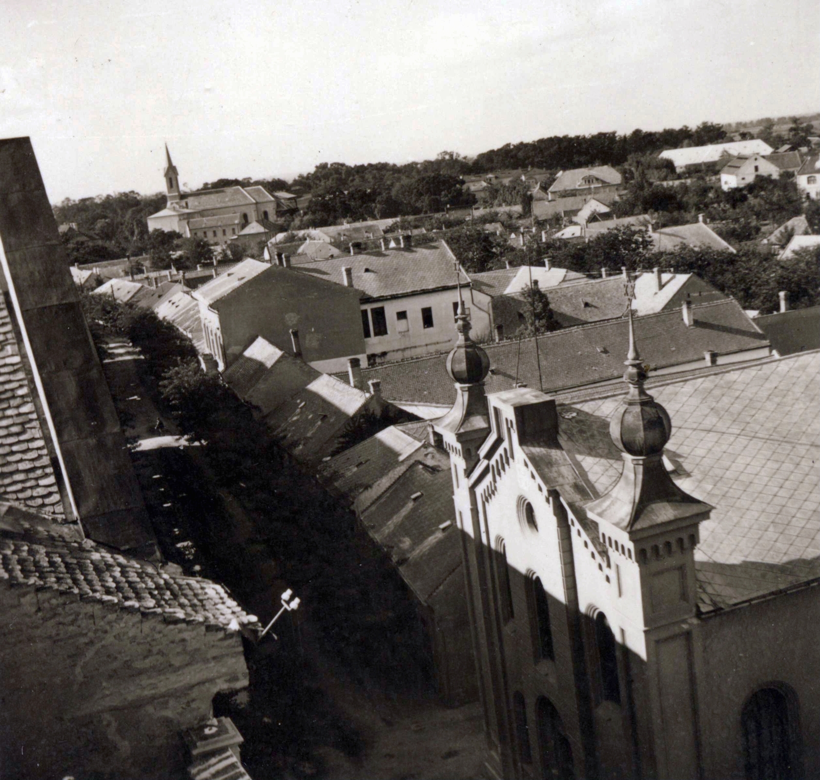 Magyarország, Kalocsa, Hunyadi János utca az Érseki Főgimnázium (később Szent István Gimnázium) tetőjéről fényképezve. Előtérben jobbra a kalocsai zsinagóga, háttérben a Szent József-templom., 1930, Jezsuita Levéltár, Fortepan #100267