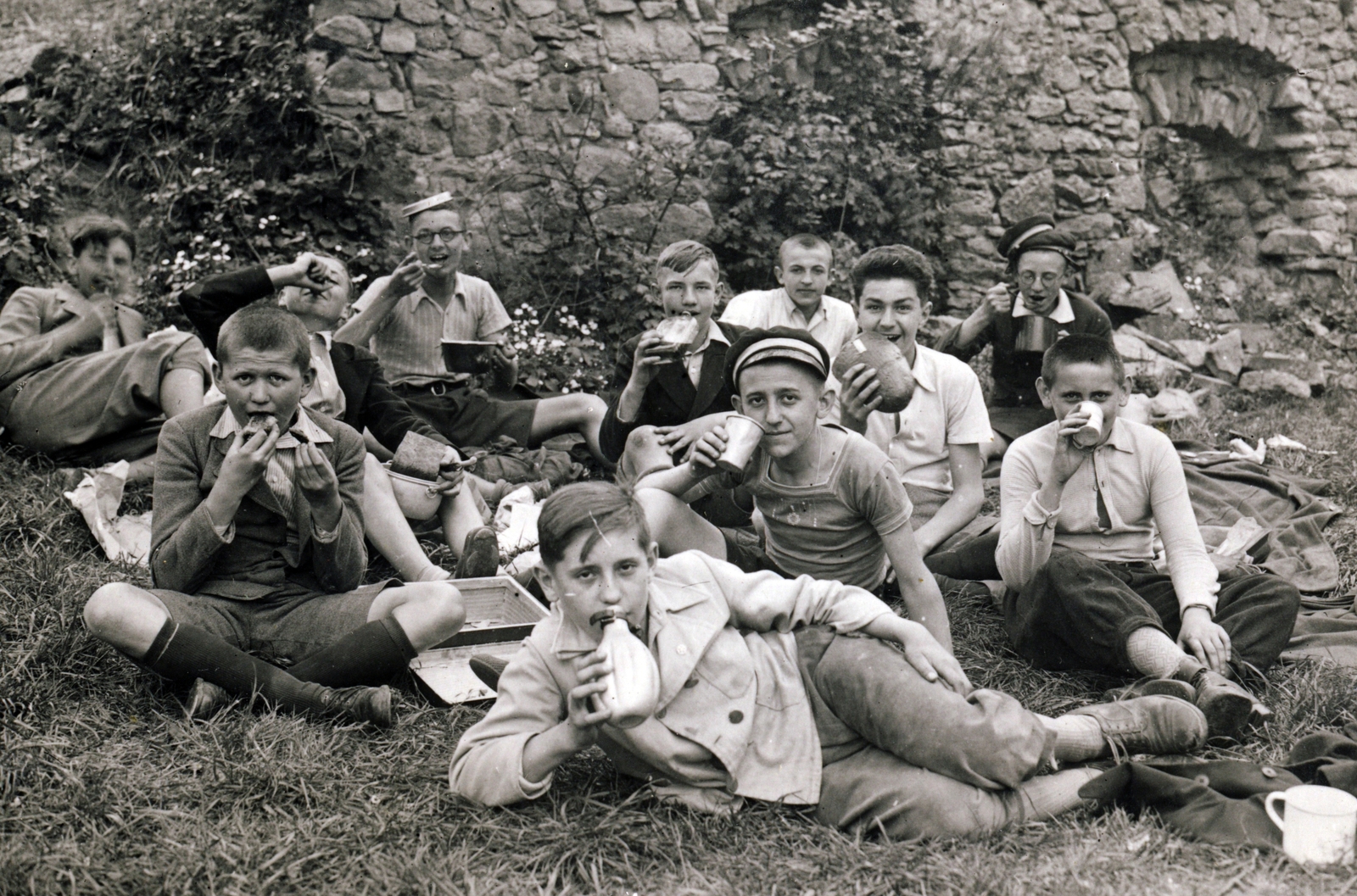 Hungary, Mecsek,untitled, Kővágószőlős, kirándulók a Pálos-kolostor romjainál., 1935, Jezsuita Levéltár, cross-legged sitting, prop up on elbows, Fortepan #100280