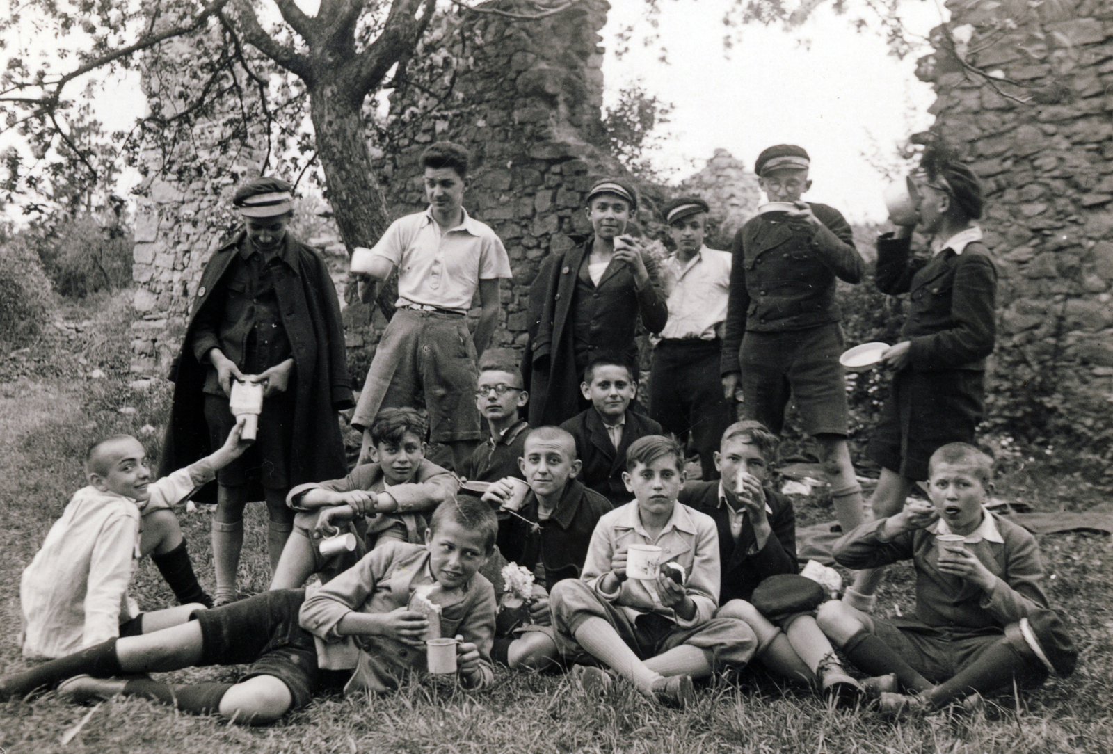 Hungary, Mecsek,untitled, Kővágószőlős, kirándulók a Pálos-kolostor romjainál., 1935, Jezsuita Levéltár, meal, caps, Fortepan #100284