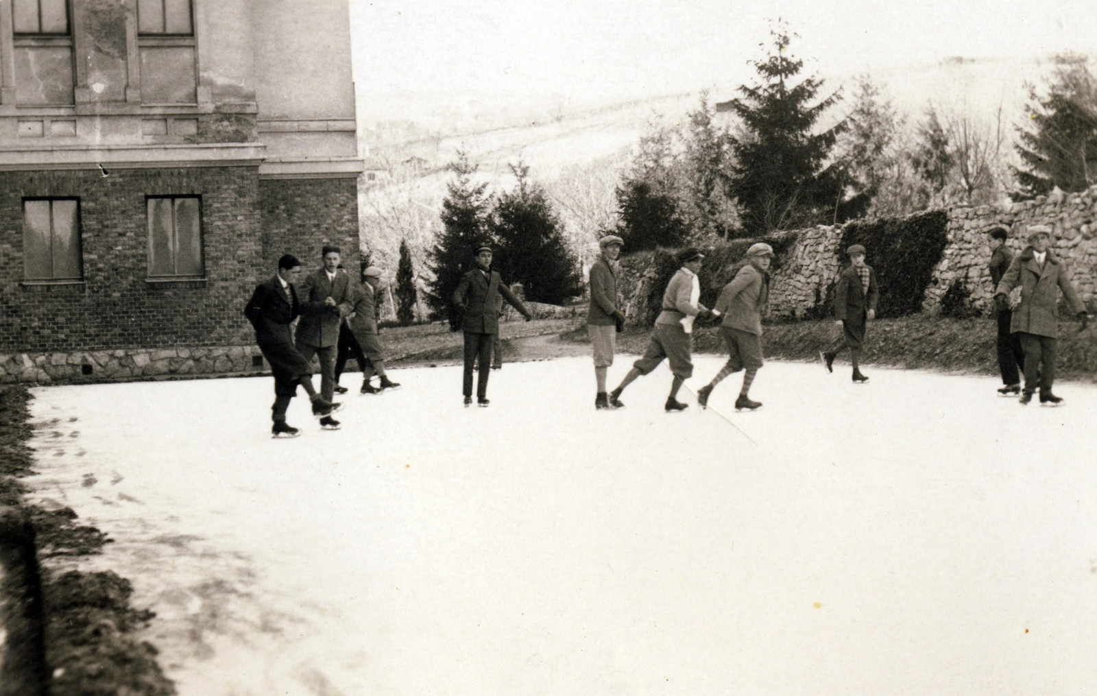 Hungary, Pécs, korcsolyapálya a jezsuita Pius Gimnázium és Internátus (később Pécsi Tudományegyetem) kertjében., 1932, Jezsuita Levéltár, skating, ice-skating rink, ice skate, Fortepan #100288