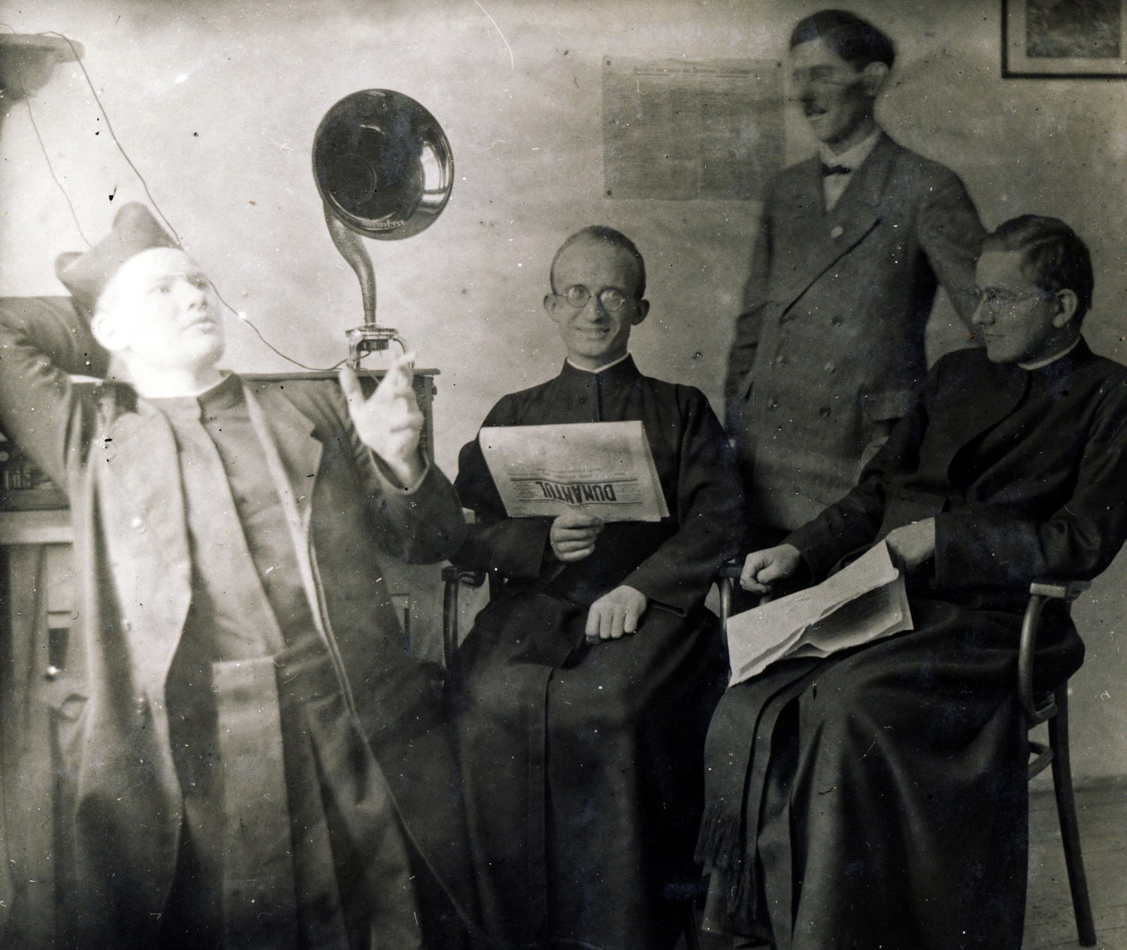 Hungary, Középen ül Koch István pécsi jezsuita páter, a jezsuiták kínai missziójának tagja., 1928, Jezsuita Levéltár, horn speaker, jesting, newspaper, Fortepan #100289