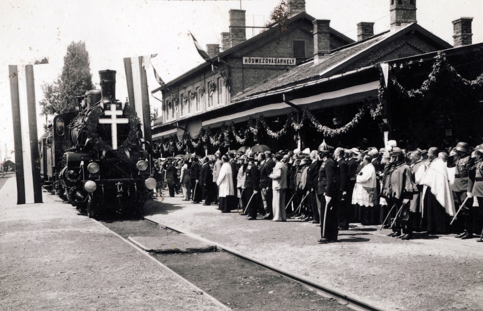 Hungary, Hódmezővásárhely, vasútállomás, a Szent Jobbot szállító szerelvény, az Aranyvonat érkezése. A felvétel 1938. június 27-én készült., 1938, Jezsuita Levéltár, steam locomotive, train station, place-name signs, Fortepan #100297