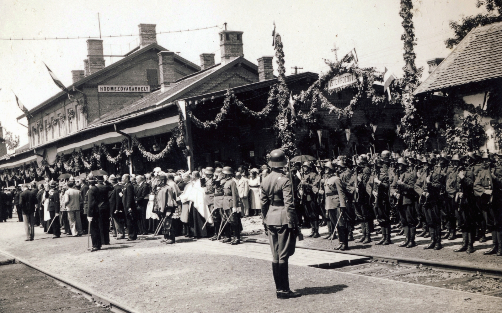 Hungary, Hódmezővásárhely, vasútállomás a Szent Jobbot szállító szerelvény, az Aranyvonat érkezésekor, 1938. június 27-én, 1938, Jezsuita Levéltár, train station, place-name signs, Fortepan #100325
