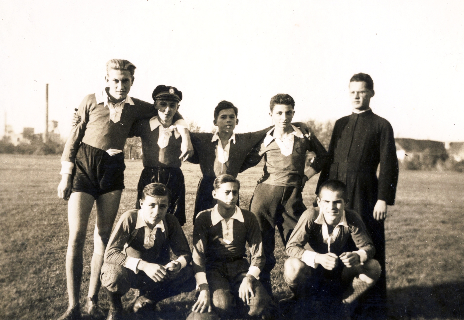 1929, Jezsuita Levéltár, priest, soccer team, squatting, arms around shoulders, Fortepan #100329