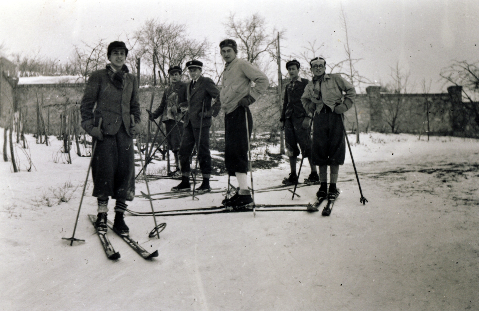 Hungary, Pécs, a jezsuita Pius Gimnázium és Internátus (később Pécsi Tudományegyetem) parkja., 1932, Jezsuita Levéltár, winter, snow, skiing, Fortepan #100363