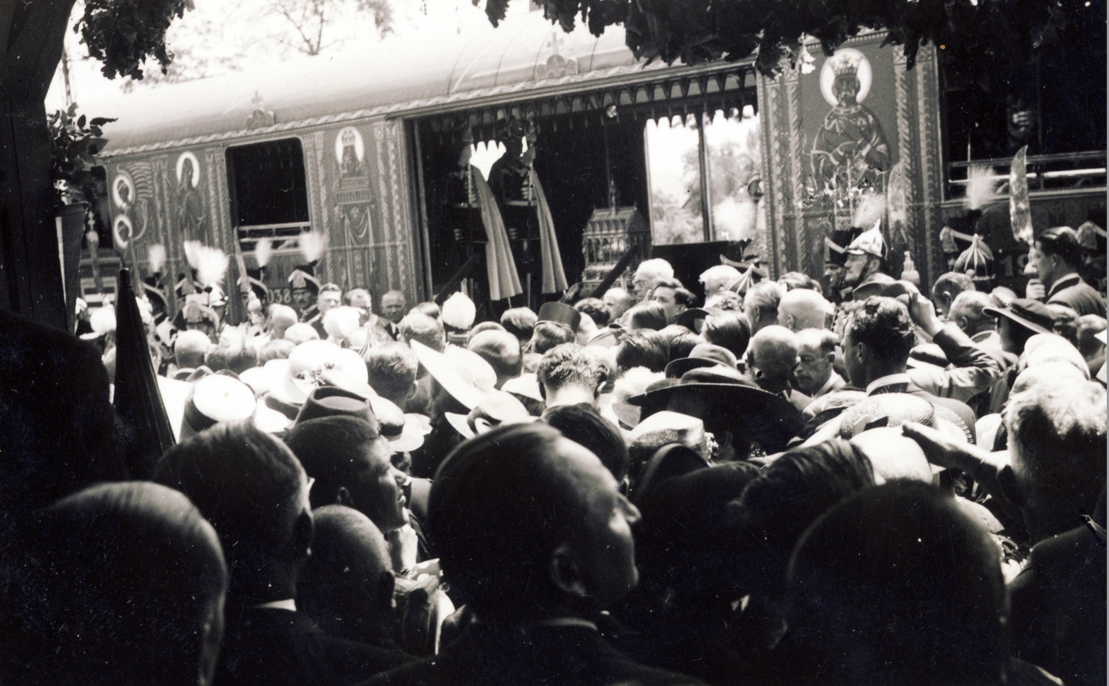 Hungary, Hódmezővásárhely, vasútállomás, a Szent Jobbot szállító szerelvény, az Aranyvonat. A felvétel 1938. június 27-én készült., 1938, Jezsuita Levéltár, mass, cop, rail, crown guards, Fortepan #100379
