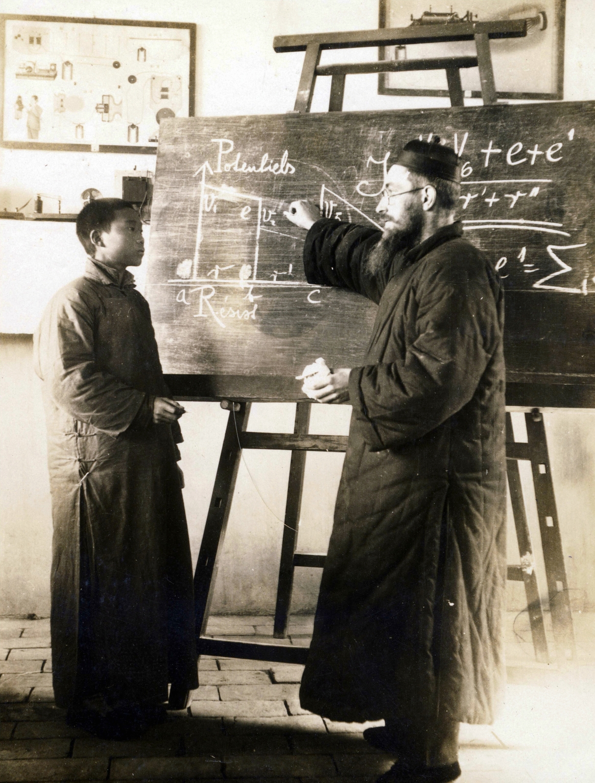 Kína, Daming / Taming, Litványi (később Lidoni) György jezsuita szerzetes a magyar jezsuita misszió iskolájában., 1937, Jezsuita Levéltár, iskolai tábla, tanár, diák, iskolapad, misszionárius, képlet, Fortepan #100383