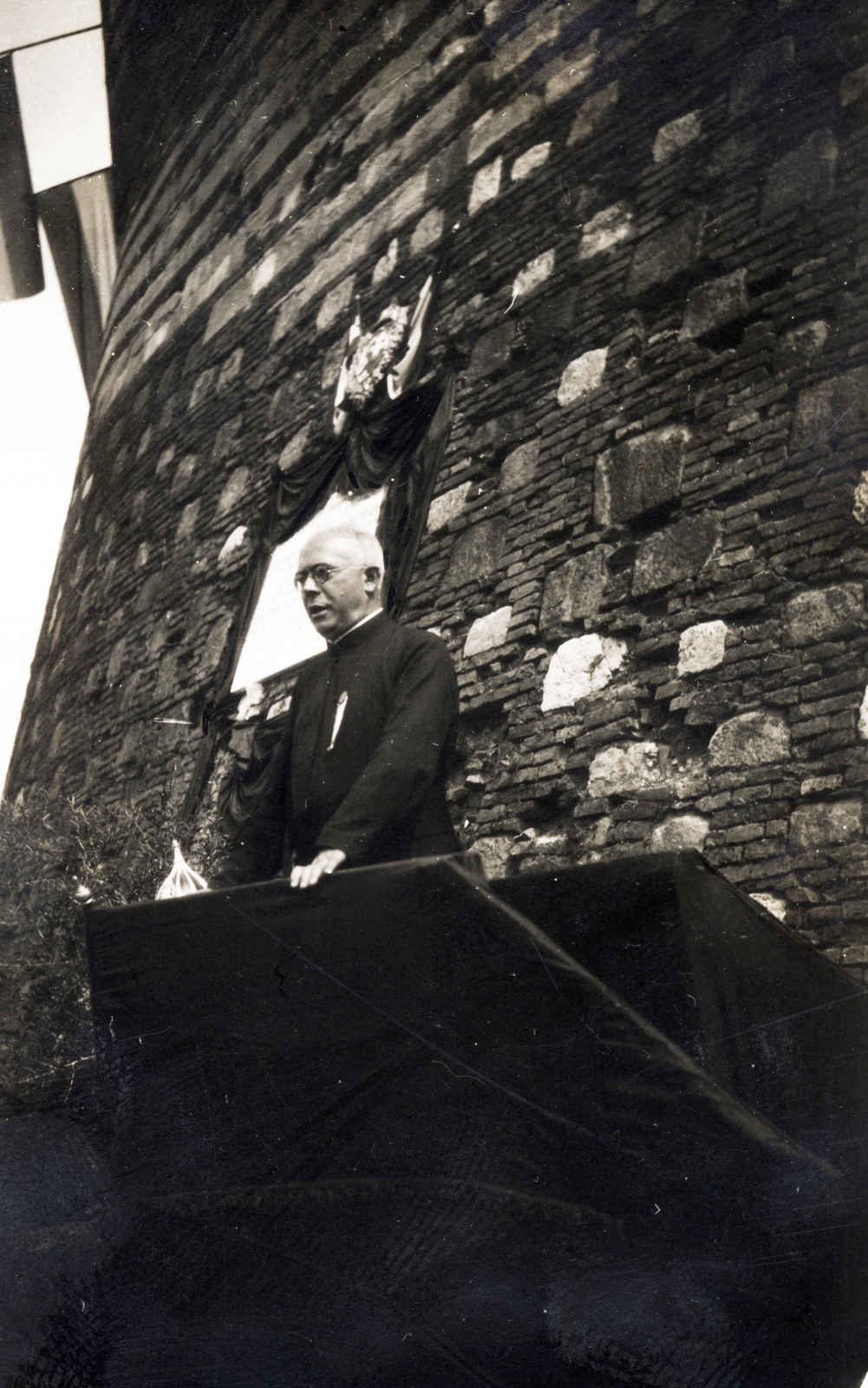 Hungary, Budapest I., Lovas út, Esztergomi rondella. A Fiáth János emléktáblájánál tartott ünnepségen Bangha Béla (Bangha páter) beszél., 1939, Jezsuita Levéltár, stand, Budapest, Fortepan #100385