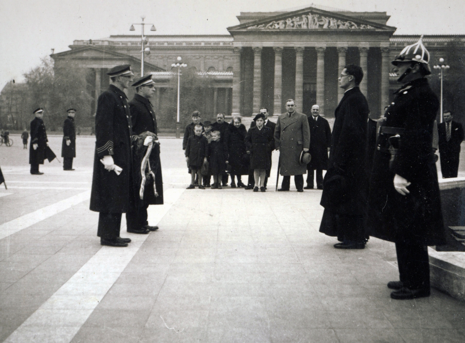 Hungary, Budapest XIV., Hősök tere, háttérben a Szépművészeti Múzeum., 1942, Jezsuita Levéltár, eclectic architecture, Budapest, Albert Schickedanz-design, wreathing, Neoclassical architecture, Fülöp Ferenc Herzog-design, Fortepan #100398