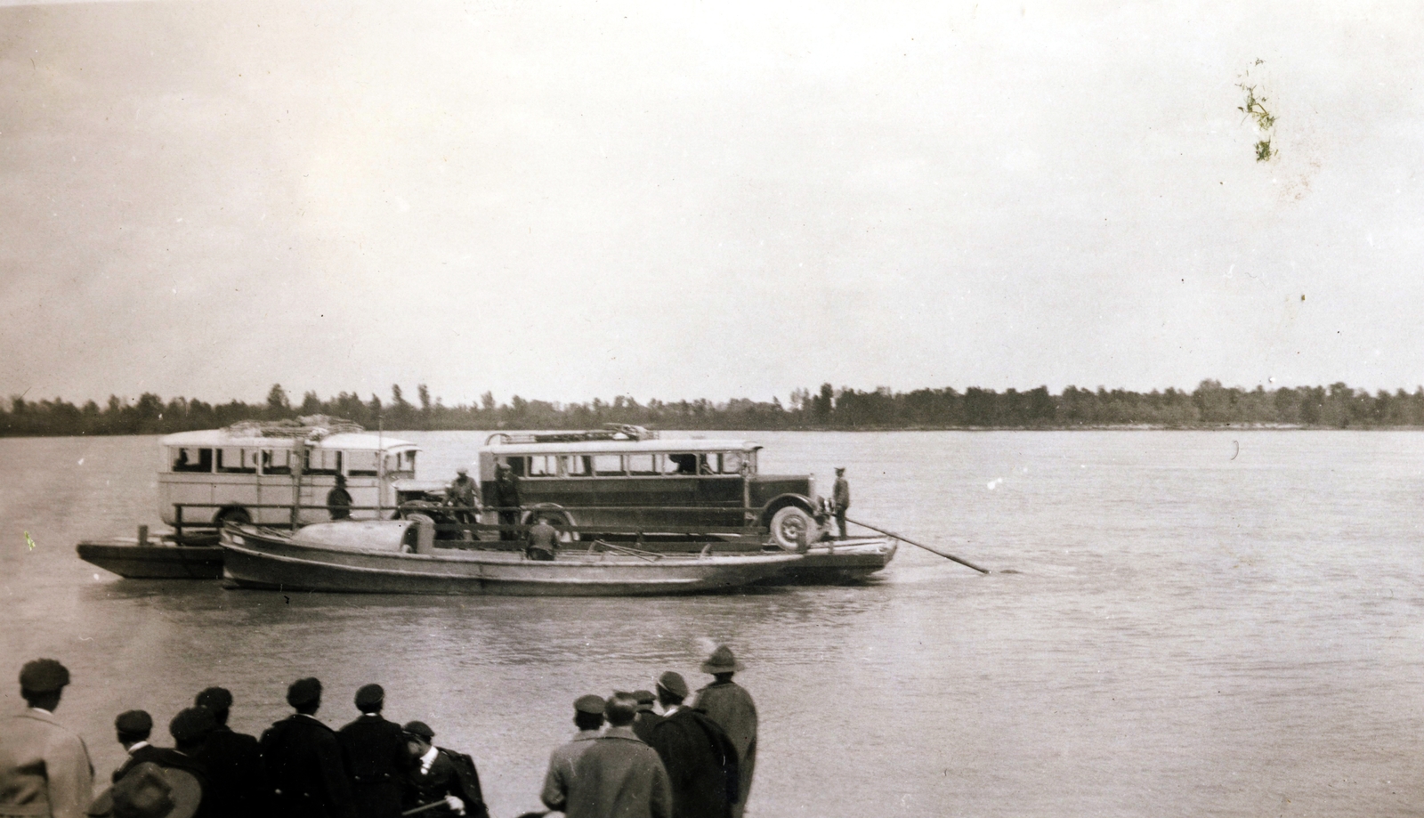 Hungary, Kalocsa, Kalocsa-Meszes, a kalocsai Jezsuita Gimnázium diákjai átkelnek a Dunán Kalocsa-Foktő felé., 1934, Jezsuita Levéltár, bus, ferry, Fortepan #100402